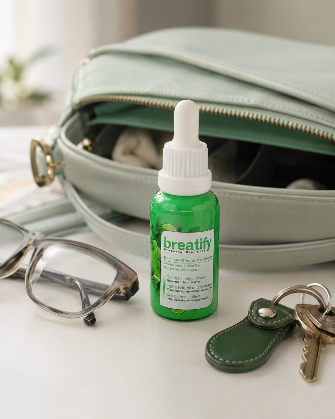 Breatify dentro de una cartera junto a llaves y lentes