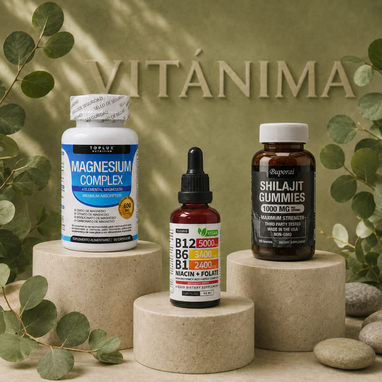 Los tres productos del Pack Energía sobre pedestales de piedra en escena botánica Vitánima